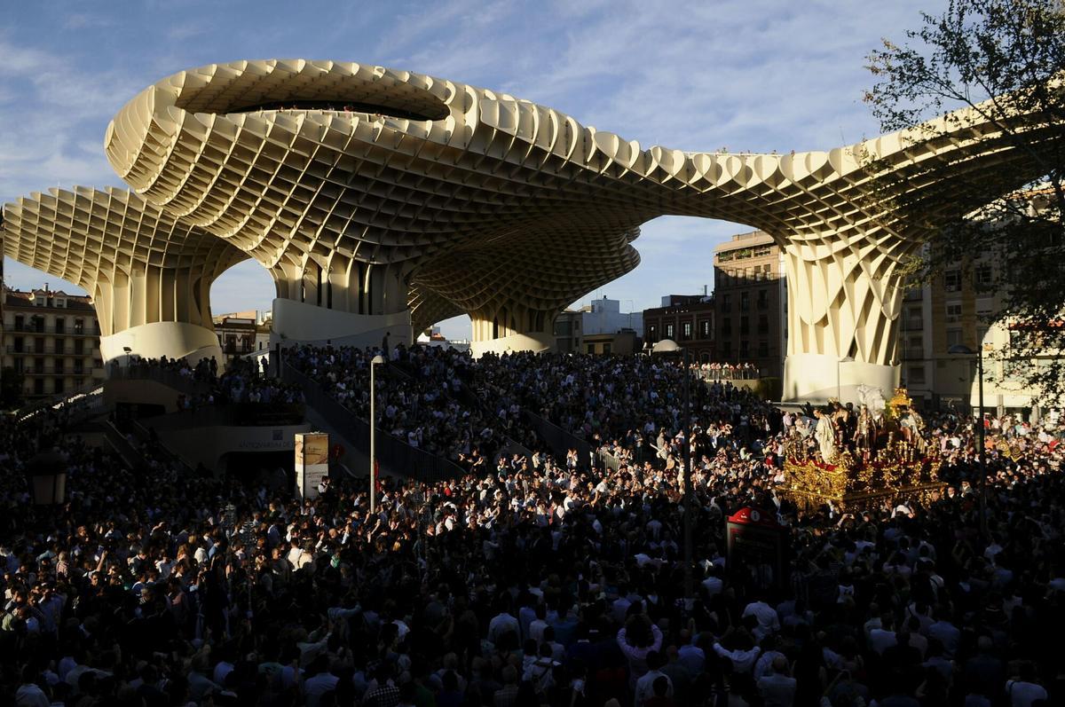 Imagen de archivo de la Hermandad de San Benito a su paso por las Setas.