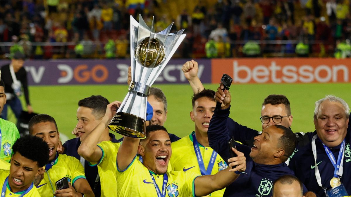 Vitor Roque, que ya tiene en su vitrina el Campeonato Sudamericano Sub-20, ha sido convocado por la selección absoluta de Brasil