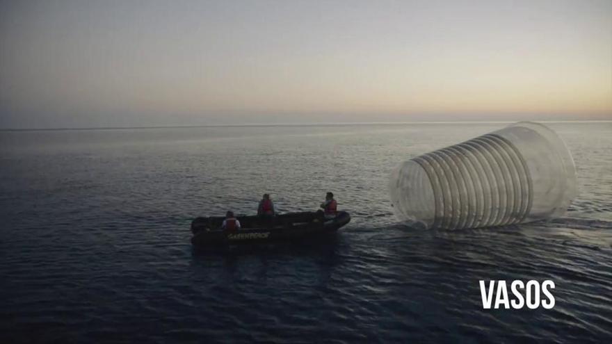 Greenpeace bringt Riesen-Müll nach Mallorca