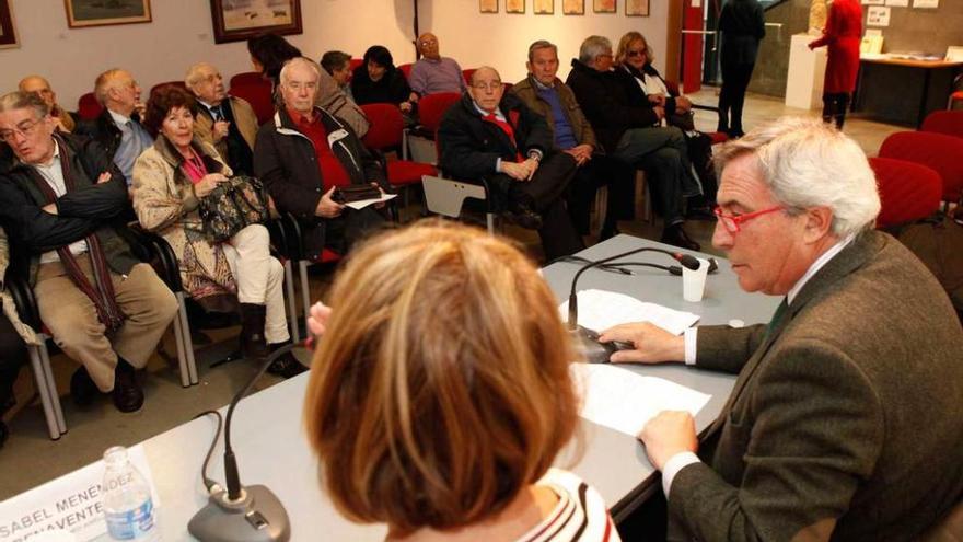 Álvaro Muñiz, a la derecha, ayer, en la asamblea del Ateneo.