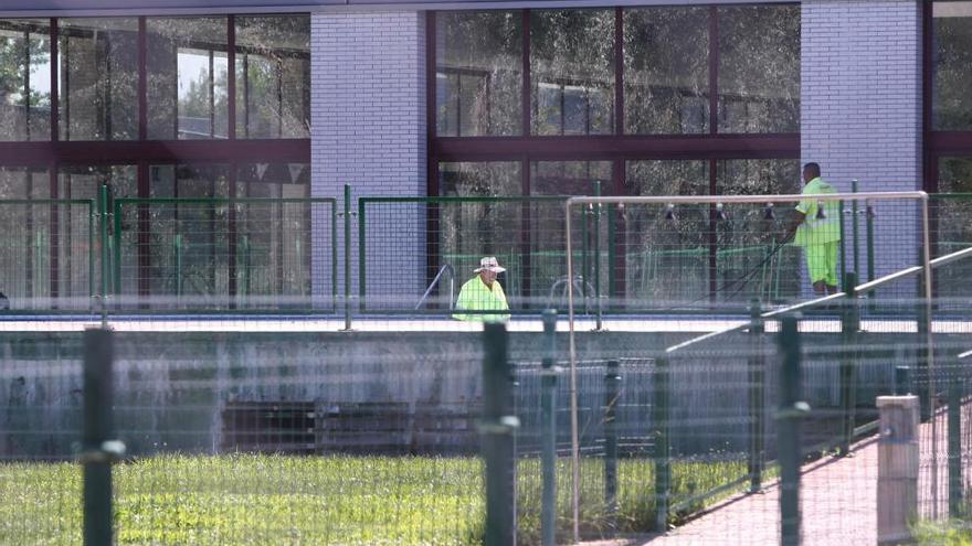 Operarios trabajando para la apertura de la Sindical