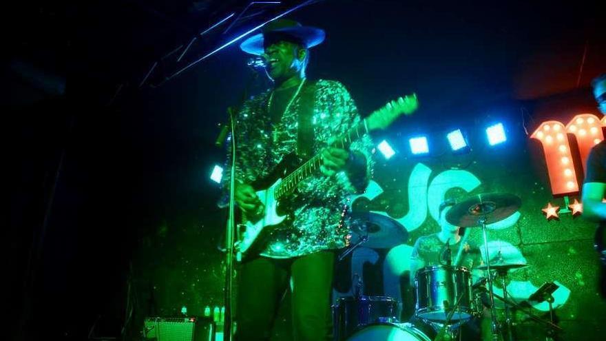 Carvin Jones durante su actuación anoche en la Sala Karma de Pontevedra. // Rafa Vázquez