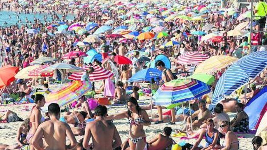 Afluencia masiva a la playa de Samil. // Jesús de Arcos