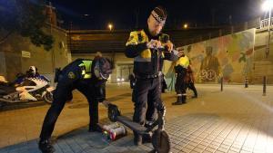 Agentes de la Guàrdia Urbana de LHospitalet comprueban un patinete eléctrico en el barrio de Santa Eulàlia