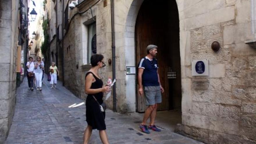 Turistes accedint a l&#039;interior del Museu d&#039;Història dels Jueus