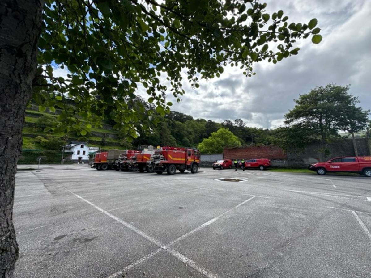 En imágenes: la llegada de la Unidad Millitar de Emergencias (UME) al polideportivo de Luarca