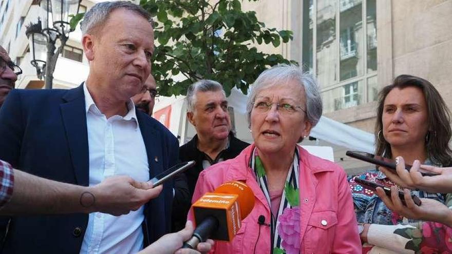 Rafael Rodríguez Villarino con Matilde Fernández en la rúa do Paseo. // FdV