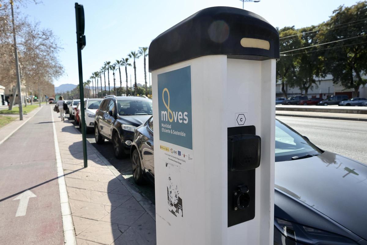 Punto de recarga para el coche eléctrico en la avenida Juan Carlos I en Murcia.