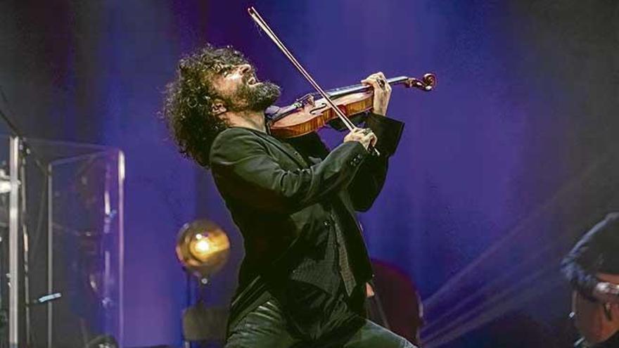 El violinista Ara Malikian, ayer en un momento de su actuación.