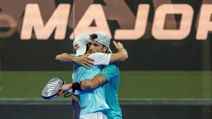 Galán y Lebrón celebran un triunfo tras jugar el pádel perfecto