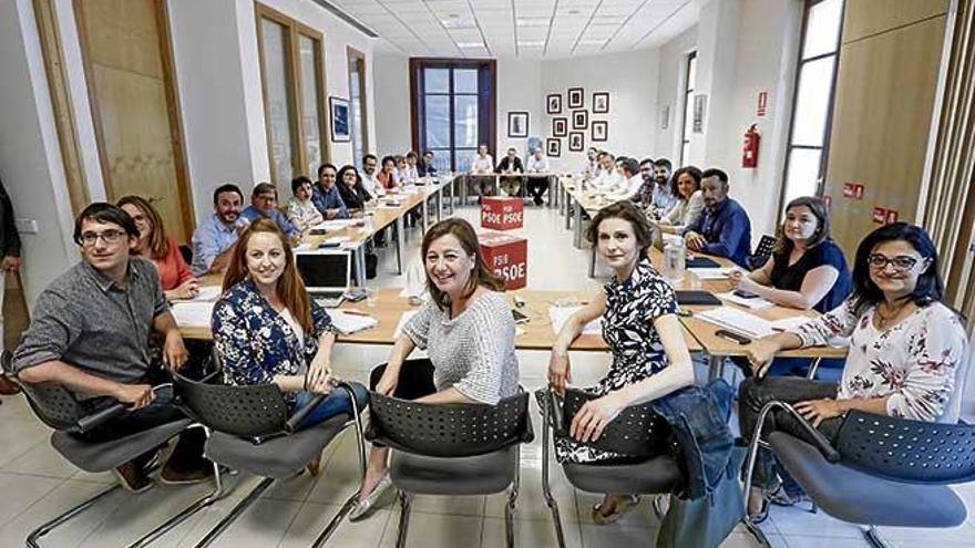 Imagen de la Ejecutiva del PSIB, con Armengol al frente, reunida ayer en la sede del partido.