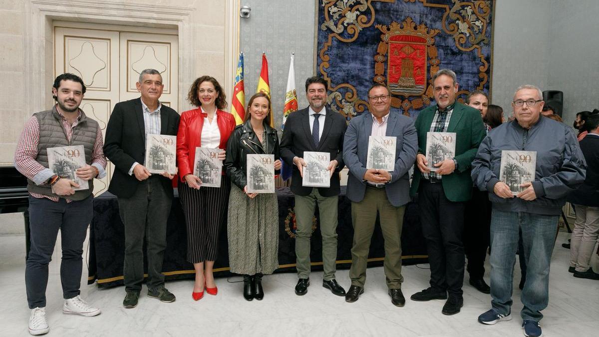 Foto de familia con el libro presentado esta mañana