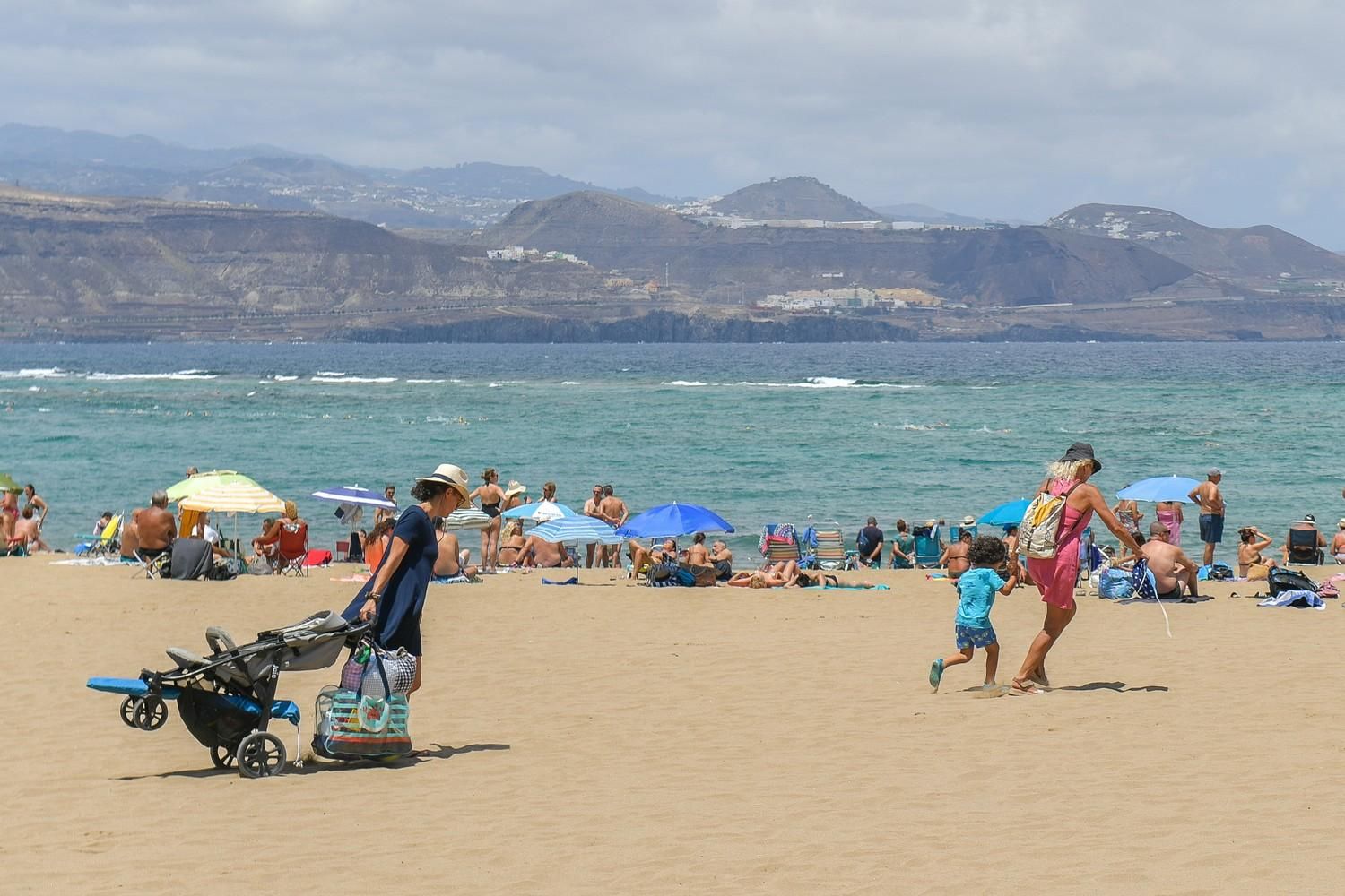 Día de playa en Las Canteras tras la noche de San Juan