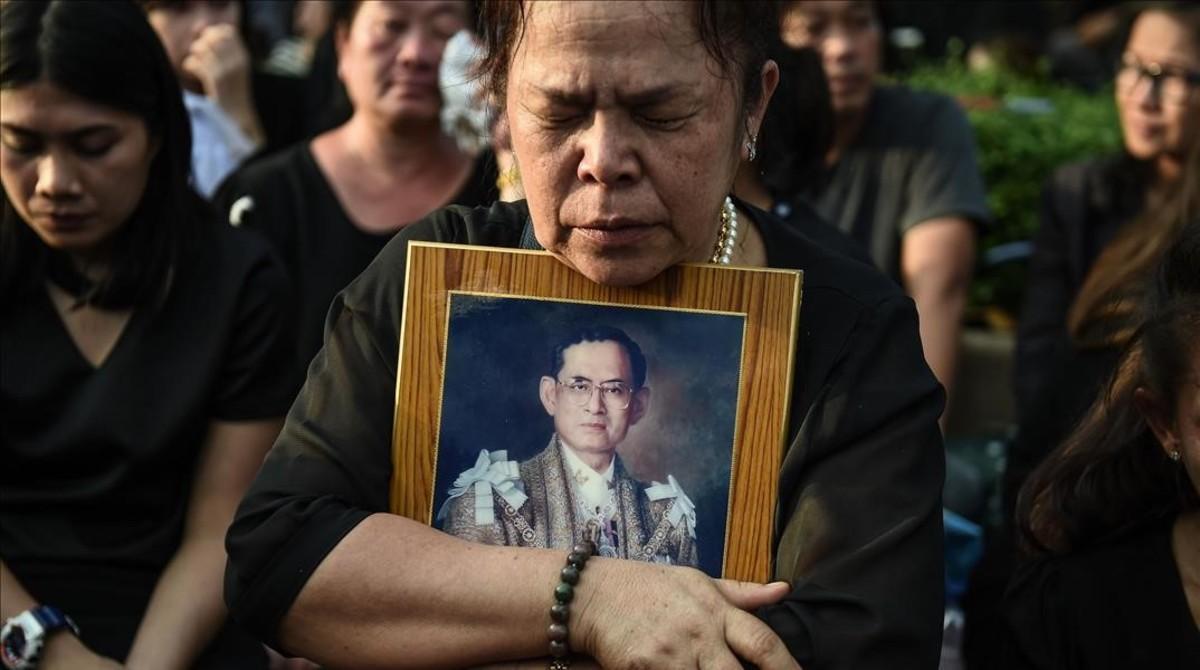 kamor35904387 a mourner clutches a picture of thai king bhumibol adulyadej161014132945