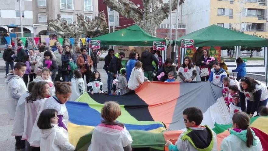 Juegos en la Praza do Concello de Bueu. // Santos Álvarez