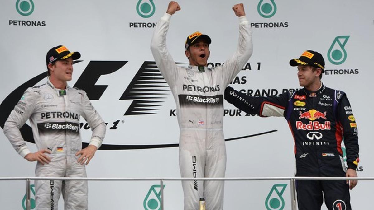 Lewis Hamilton celebra su victoria en Malasia junto a Nico Rosberg y Sebastian Vettel