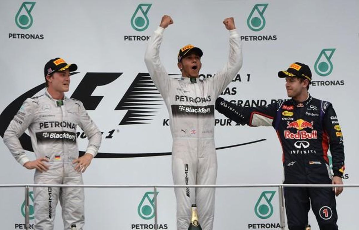 Lewis Hamilton celebra la seva victòria a Malàisia, al costat de Nico Rosberg i Sebastian Vettel. Lewis Hamilton celebra la seva victòria a Malàisia, al costat de Nico Rosberg i Sebastian Vettel.