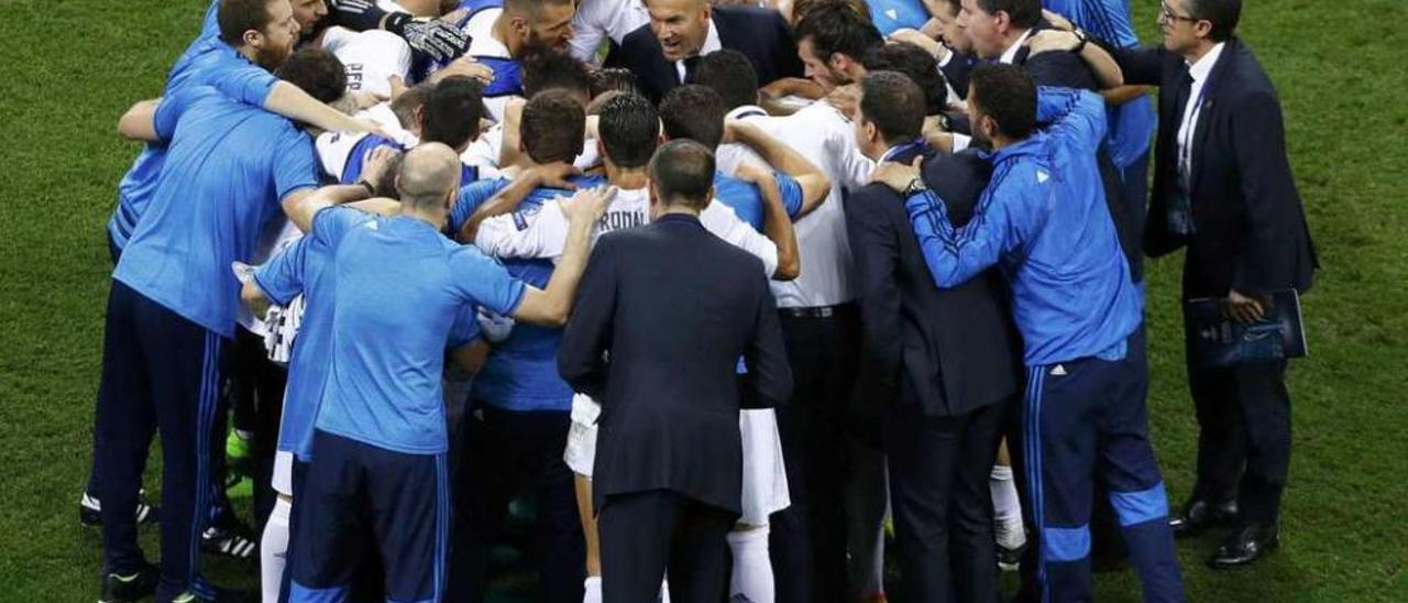 Los jugadores del Madrid hacen piña con Zidane al inicio de la final de San Siro. // Reuters