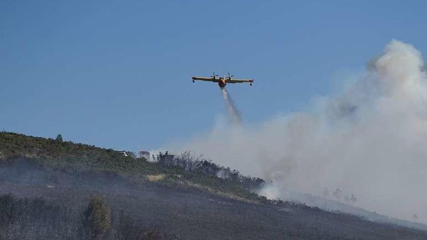 Uno de los aviones actuando sobre el fuego en Lebozán. // Bernabé