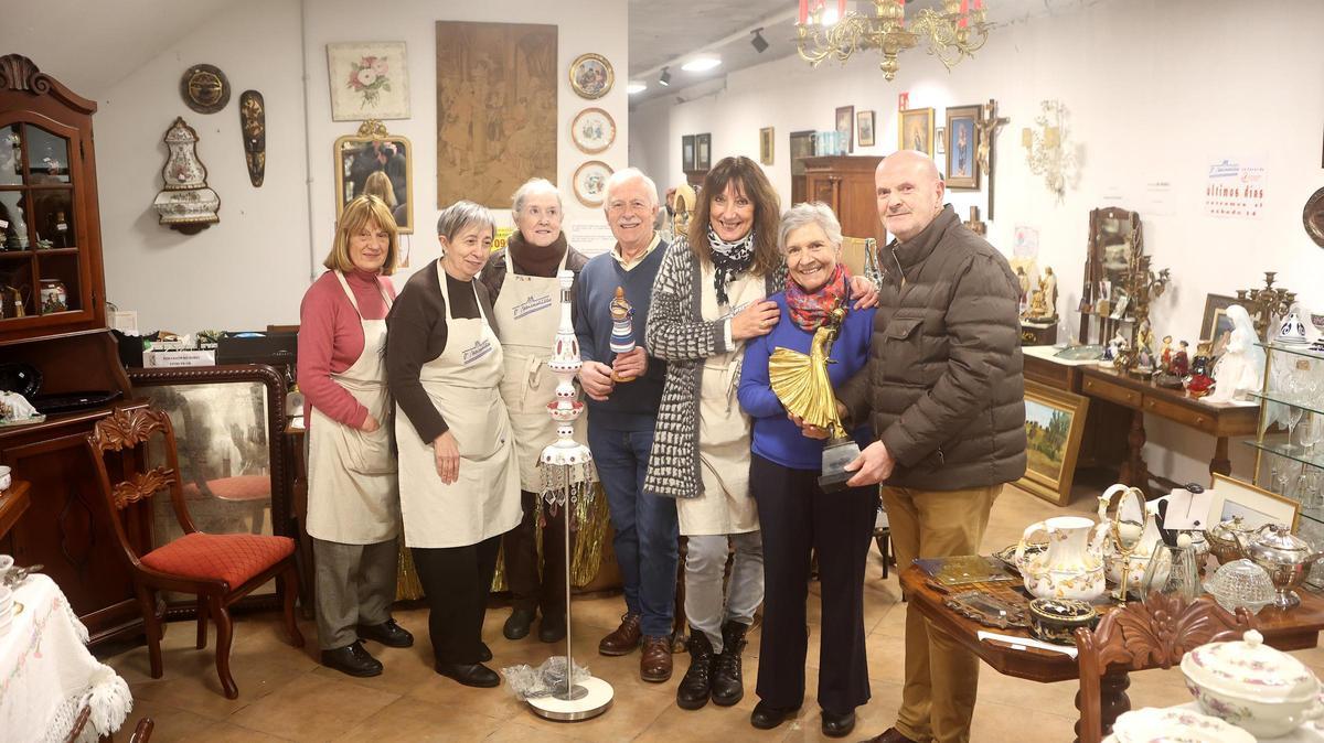 Voluntarios de O Mercadillo solidario, con la organizadora Isabel Ruiz (segunda por la derecha)