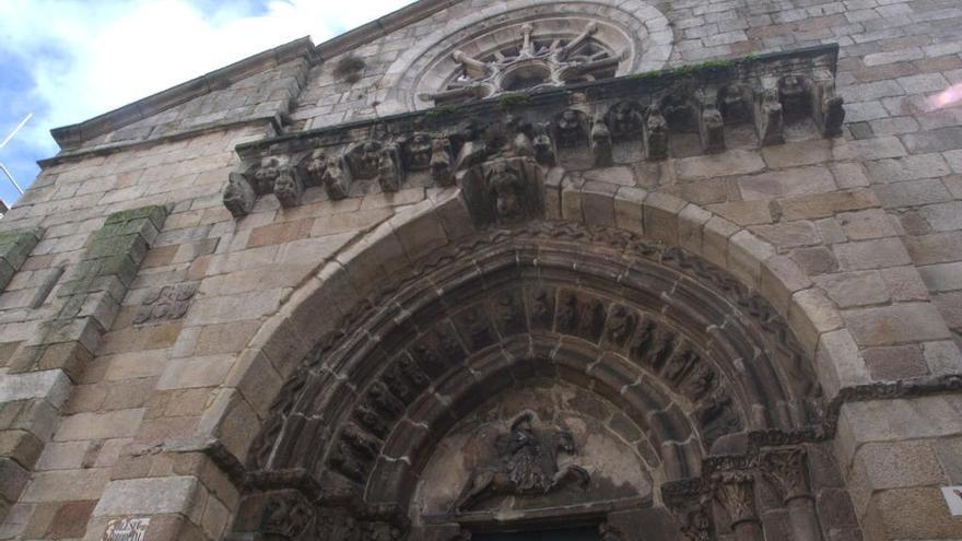 Fachada de la iglesia de Santiago, en A Coruña. // V. Echave