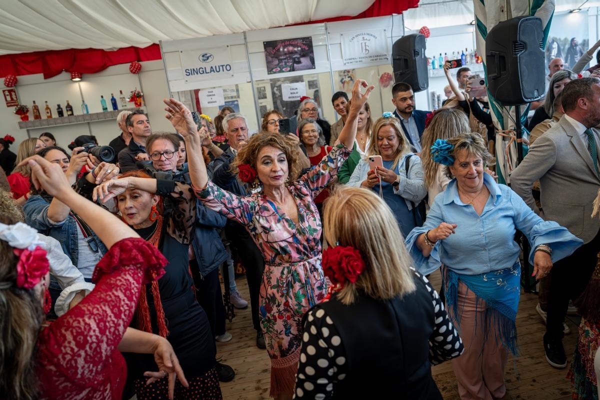 La vicepresidenta del Gobierno, María Jesús Montero, bailando en la Feria de Abril de Barcelona