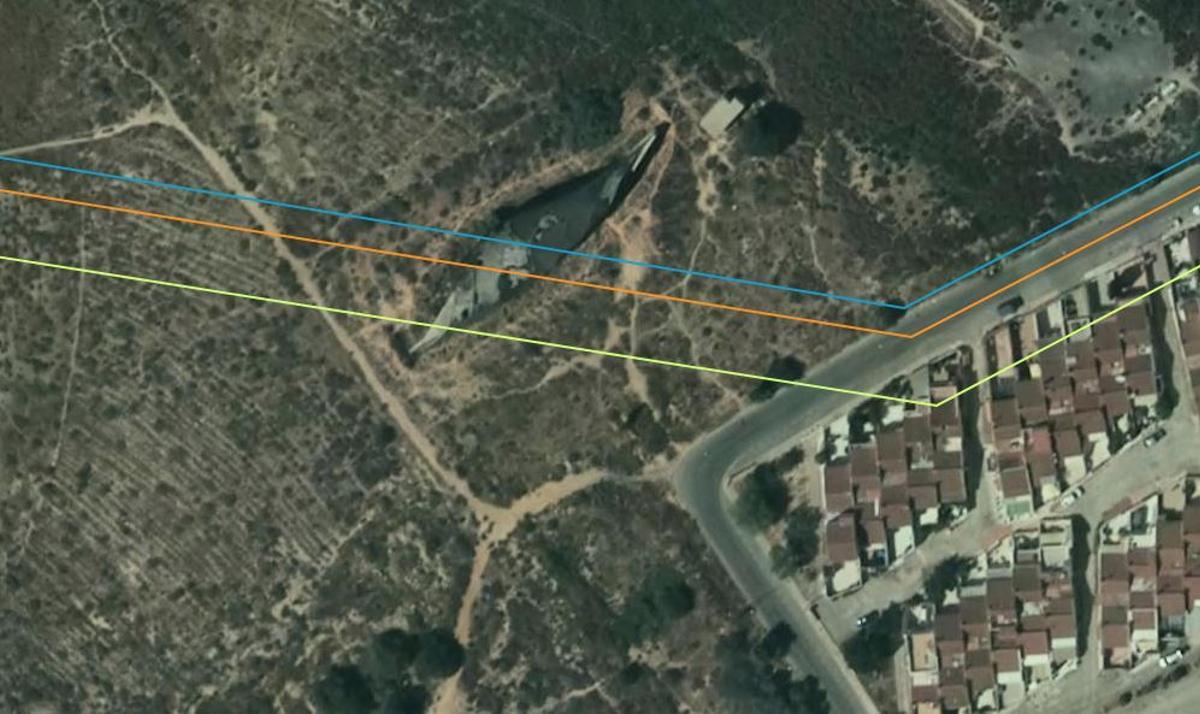 En la imagen la línea azul indica el deslinde de dominio público marítimo terrestre que afecta a más de la mitad del edificio -desde la línea a la parte superior de la imagen-..La naranja la servidumbre de protección y la amarilla la servidumbre de protección