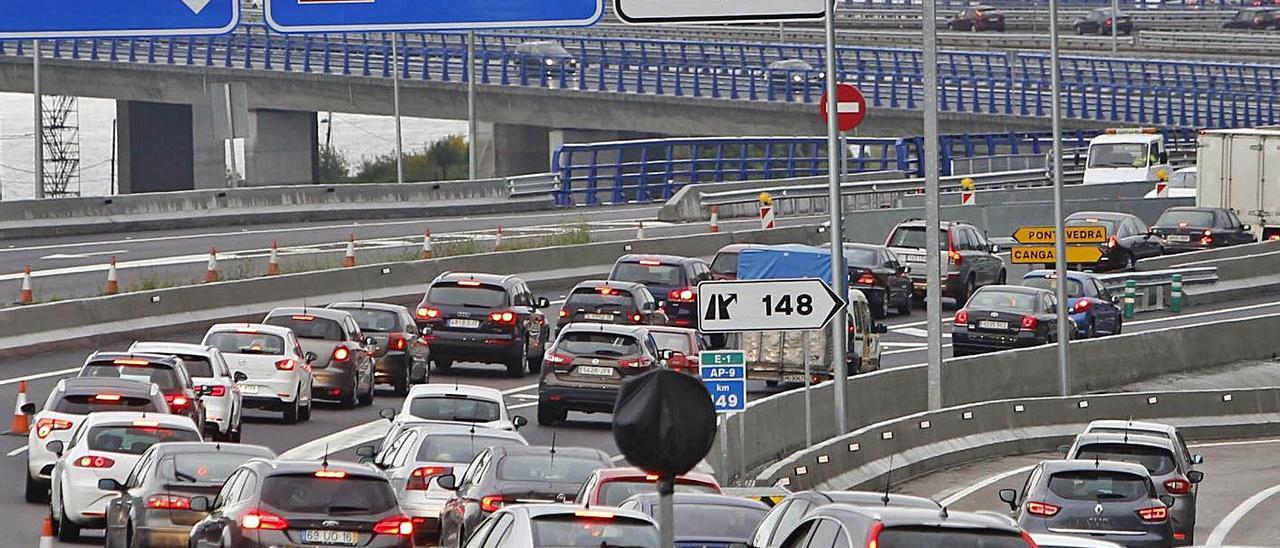 Cientos de coches atrapados en el puente de Rande durante las obras de ampliación en 2018. |   // R. GROBAS