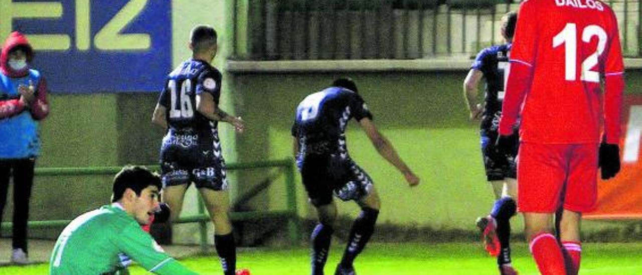 Buru y Dailos, abatidos tras el cuarto gol de la Gimnástica Segoviana, conseguido por Gómez, que lo celebra al fondo con sus compañeros. | Área 11