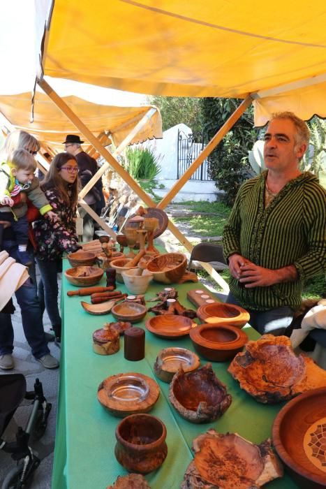 El sol que lució ayer en Santa Eulària permitió celebrar la feria de artesanía que había sido suspendida la semana pasada