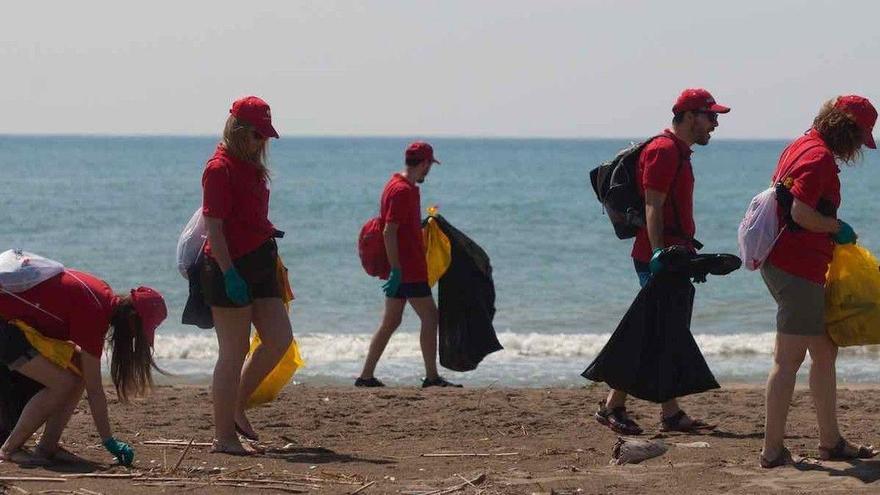 Mares Circulares, de Coca-Cola, inicia la limpieza de las costas catalanas