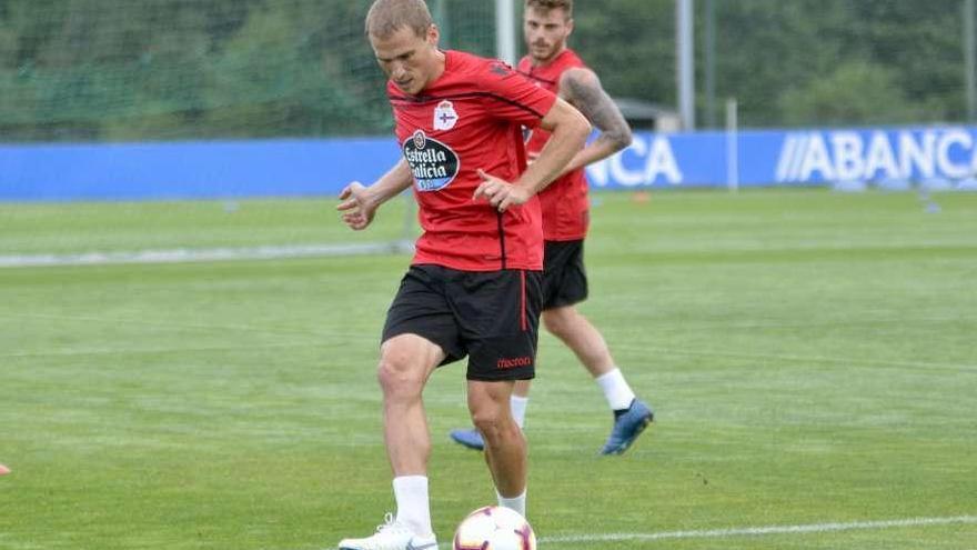 Bergantiños, golpeando un balón en el entrenamiento de ayer del Dépor.