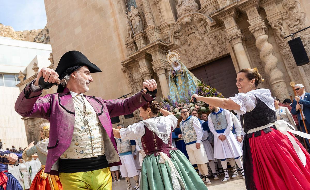El Domingo de Resurreccion llena de luz las calles de Alicante