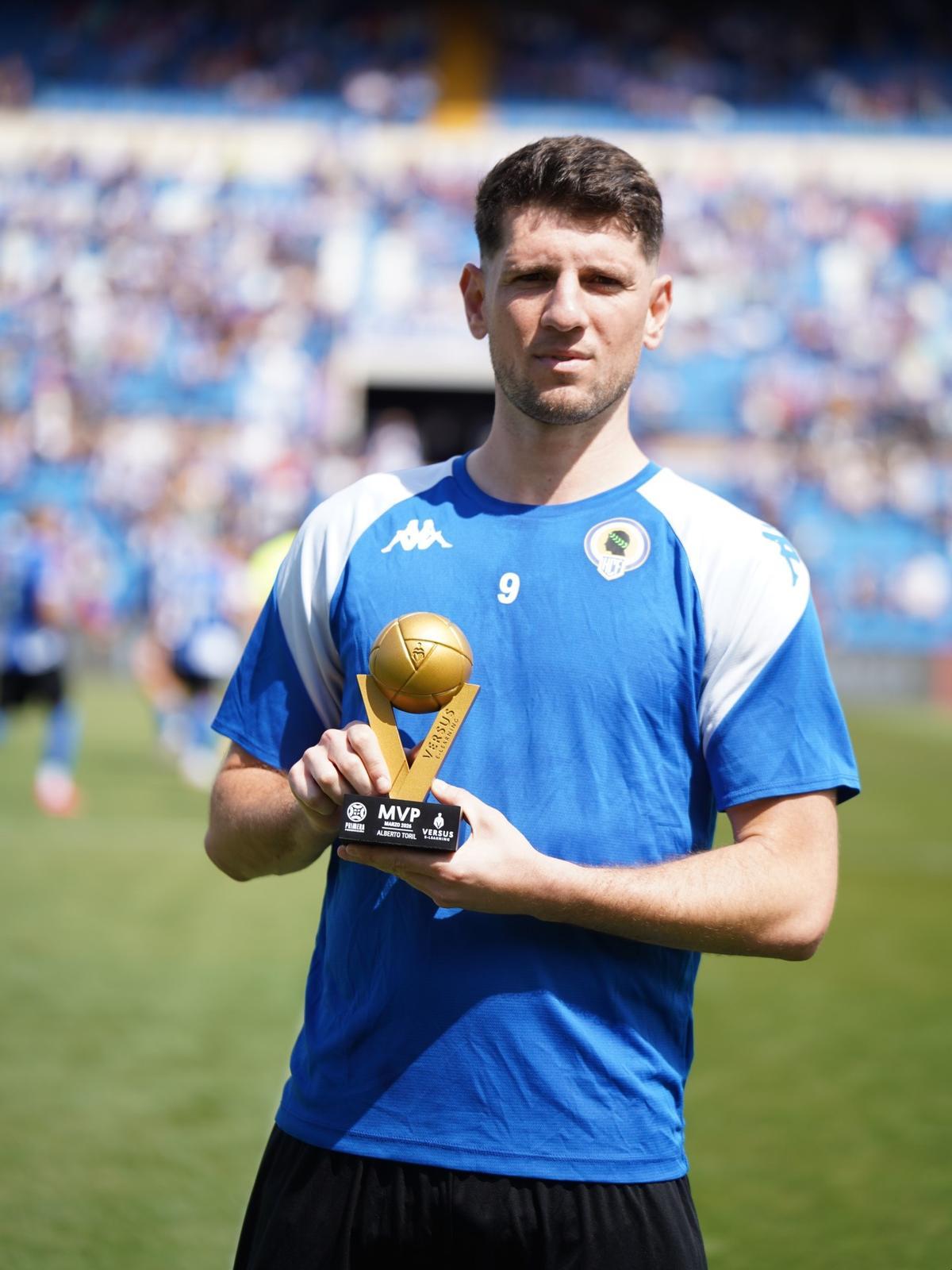 Alberto Toril, con su trofeo como jugador más valioso de la liga en el mes de marzo.