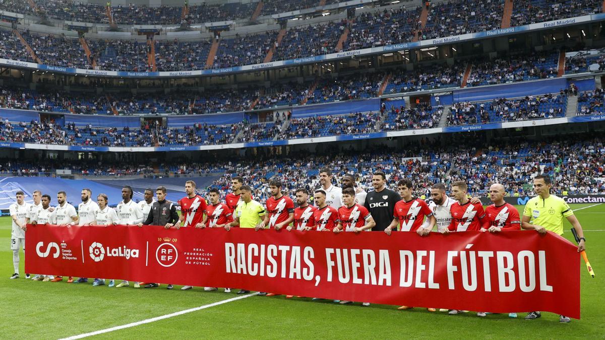 Pancarta de apoyo a Vinícius Jr. previo al partido de LaLiga entre el Rayo Vallecano y el Real Madrid en el estadio Santiago Bernabéu