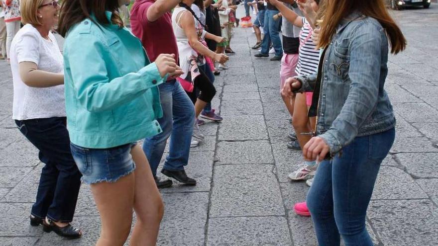 Participantes en la actividad desarrollada ayer en la Plaza Mayor.