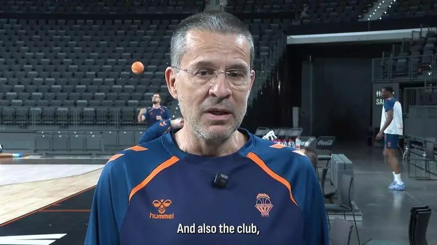 Pedro Martínez agradece el premio al Mejor Entrenador de la Euroliga