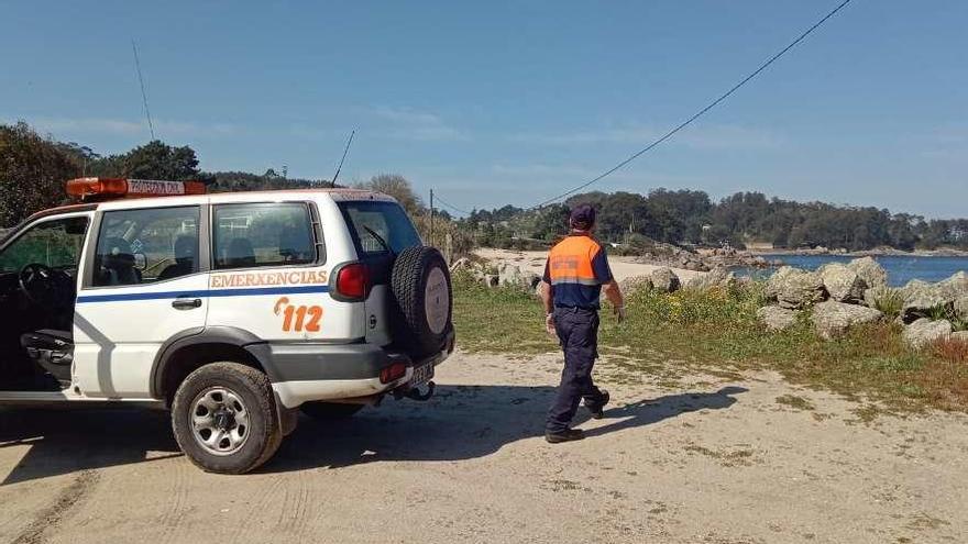 Protección Civil Bueu, en el entorno de la playa de Tulla, en la parroquia de Beluso. // PCB
