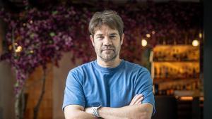 Entrevista con el actor y humorista Juan Dávila, fotografiado durante la conversación con la redactora Laura Nuel. A 31 de Julio de 2026. Cultura. AUTOR: MANU MITRU.
