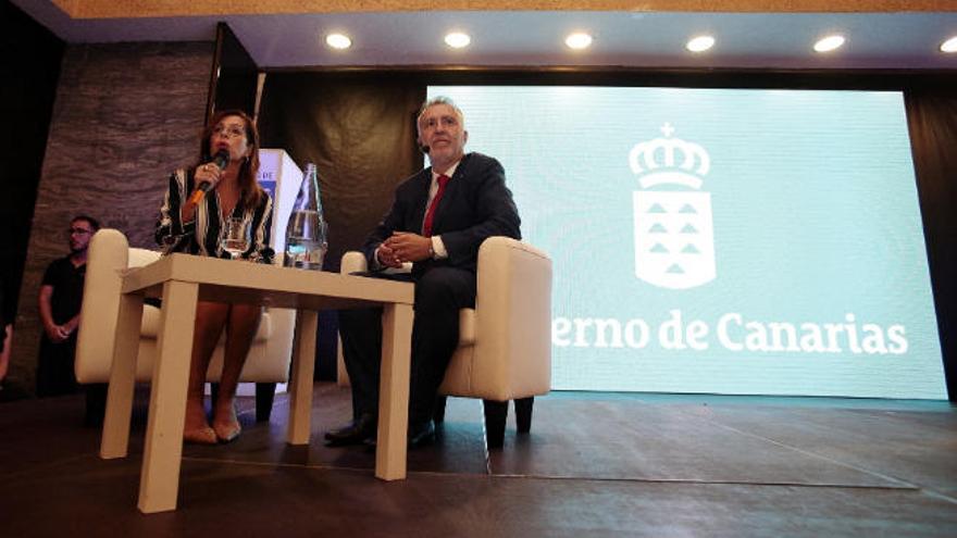 Dolores Padrón, durante la presentación de Ángel Víctor Torres al auditorio que llenó el salón de actos del Real Casino de Tenerife.