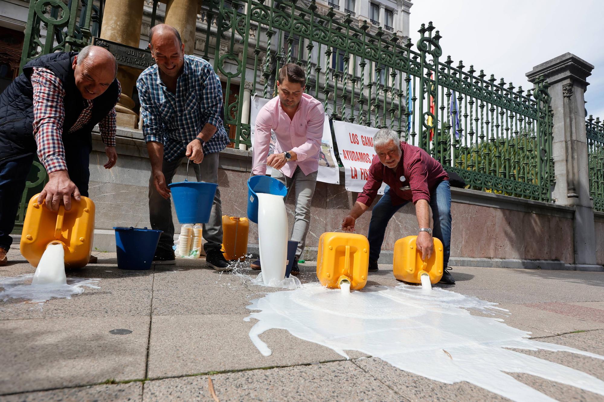 Los ganaderos derraman 80 litros de leche ante la Junta