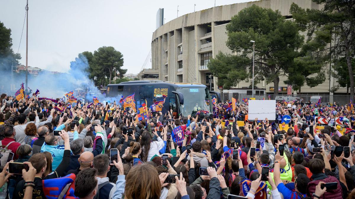 La llegada del Barça al estadio en el primer partido del femenino con público en el Spotify Camp Nou (2022)