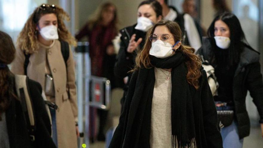 Viajeras procedentes de Italia, ayer, a su llegada al aeropuerto de Manises con mascarillas.