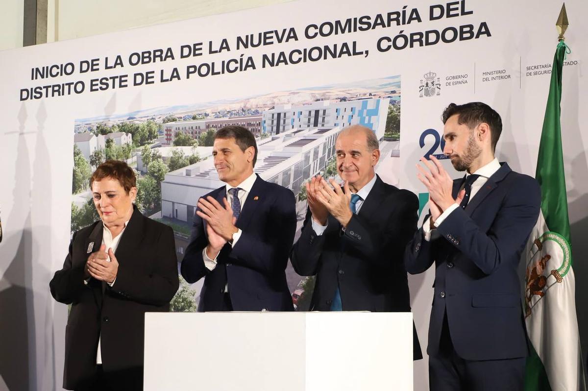 De izquierda a derecha: Mercedes Gallizo, presidenta de Siepse; Pedro Fernández, delegado del Gobierno en Andalucía; Francisco Pardo, director general de la Policía Nacional; y Rafael Pérez Ruiz, secretario de Estado de Interior.