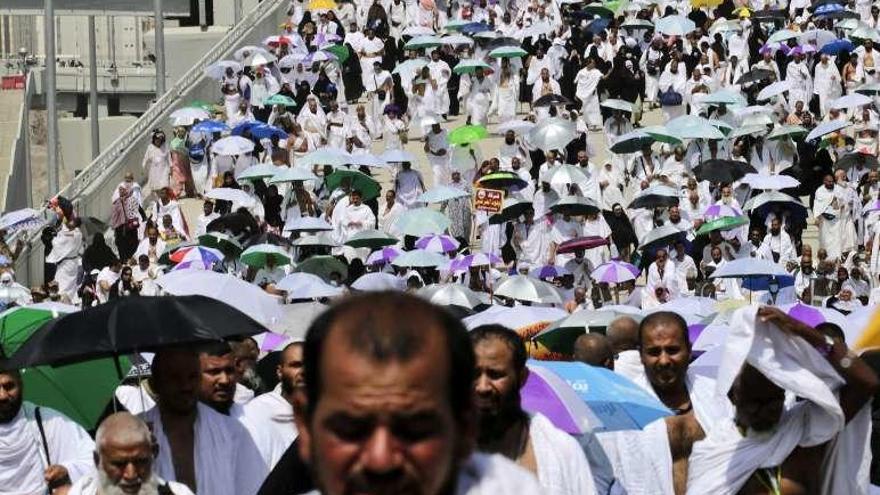 Peregrinos a su llegada a los monolitos. // Efe