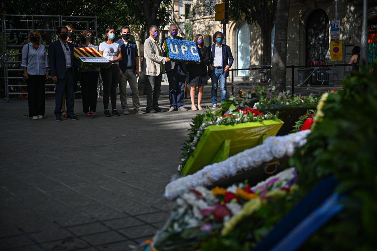 La UB y la UPC depositan flores ante el memorial a Rafael Casanova.