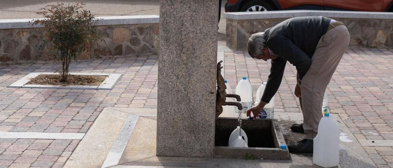Un hombre coge agua de la fuente de Villaveza de Valverde, en una imagen del pasado otoño. |
