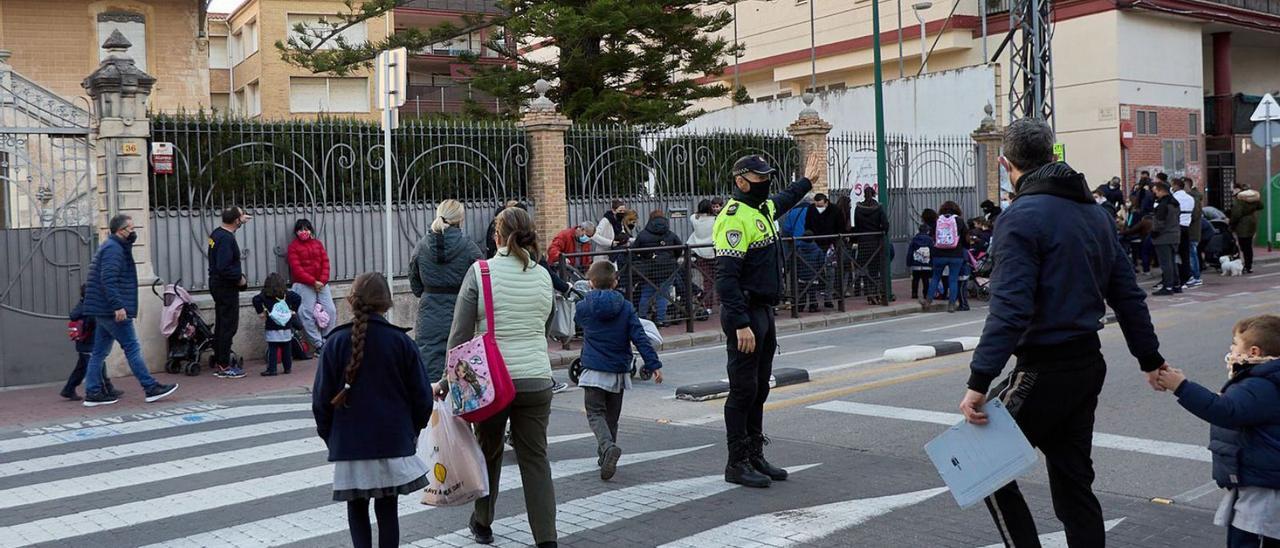 Escolares de Gandia, ante el colegio Abecé, en la avenida del Grau, el pasado curso.                                    natxo francés