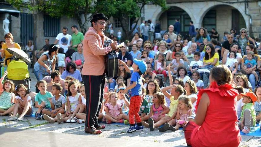 El ciclo infantil arrancó con el espectáculo musical &quot;Fantasía coas palabras&quot;. // Gustavo Santos