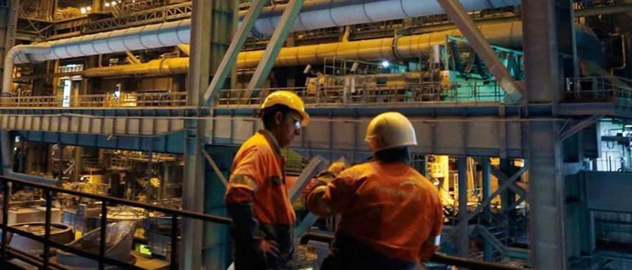 Trabajadores de Arcelor en la acería de Avilés.